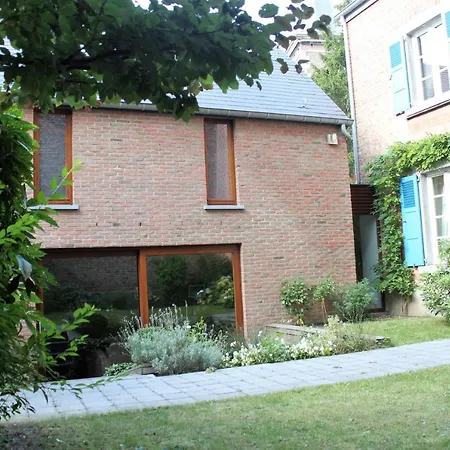 D'hote Les Volets Bleus Bed and Breakfast 3*